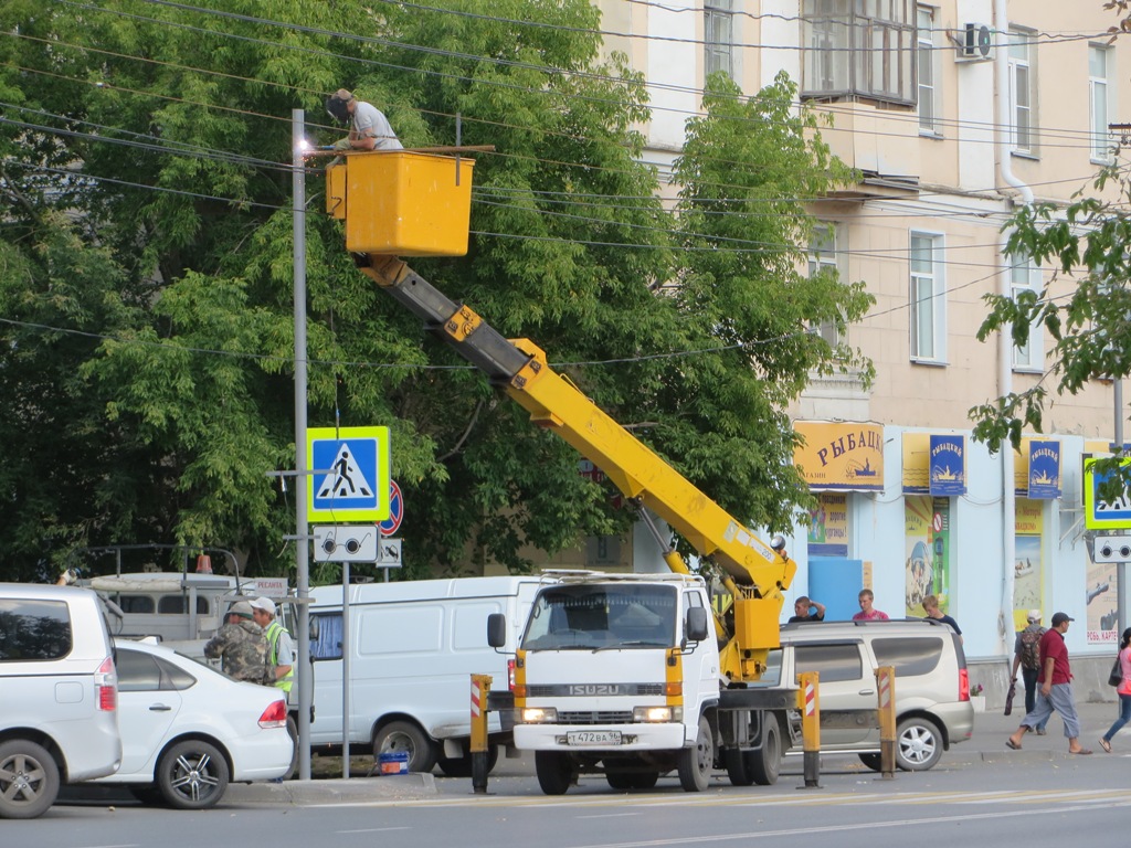 Автоподъёмник на шасси Isuzu ELF #T 472 BA 96. Курган, улица Куйбышева 
