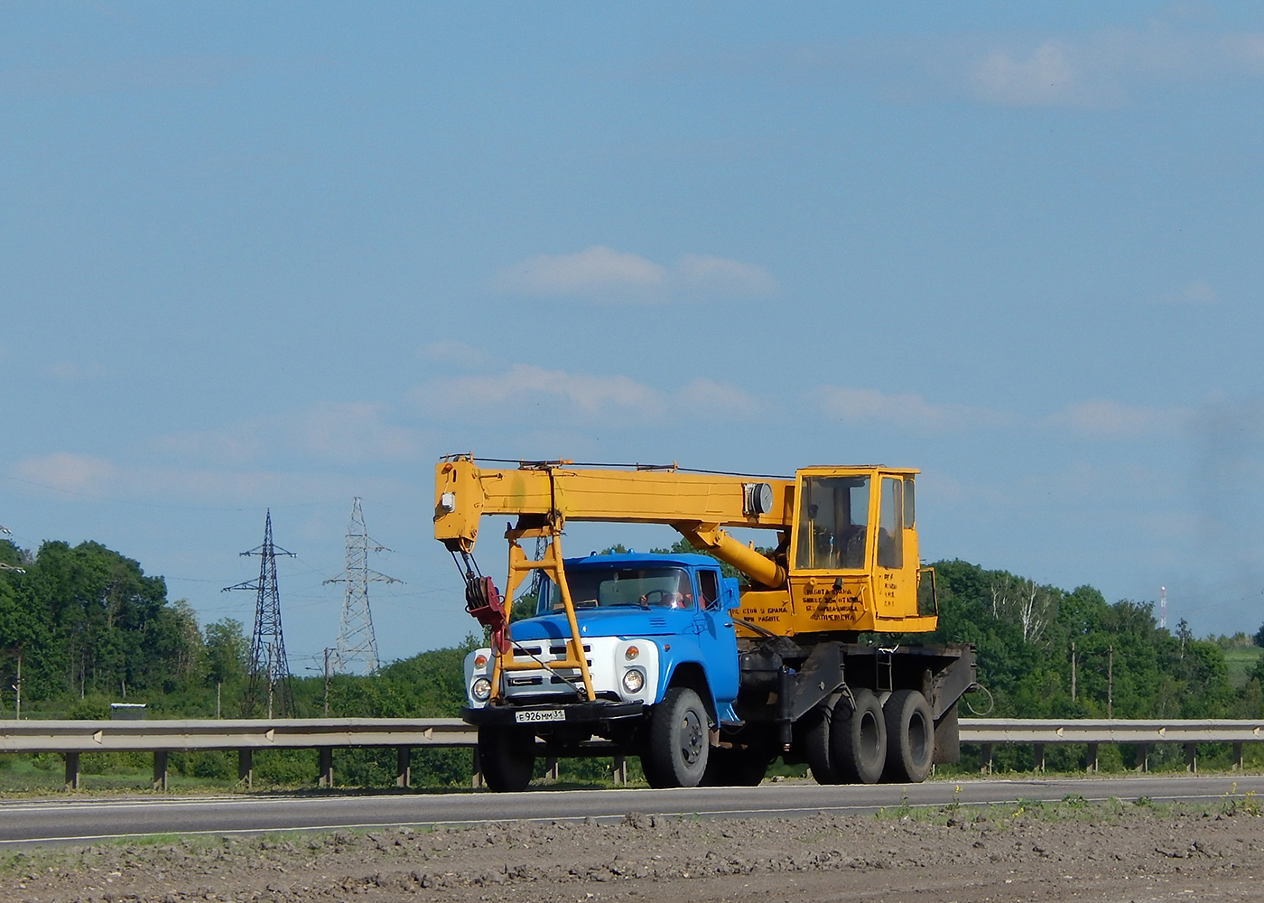Автокран КС-3575А на шасси ЗиЛ-133ГЯ # Е 926 ММ 31. Белгородская область, Алексеевский район, автодорога Р-185 "Белгород - Павловск"