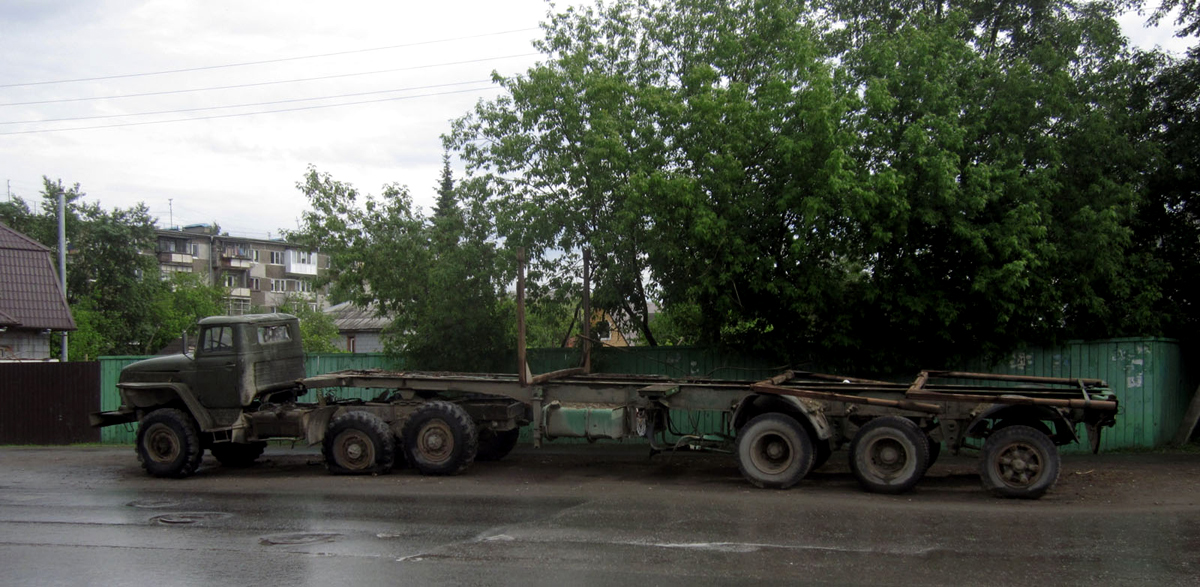 Седельный тягач Урал-44202 #М 795 ЕТ 72 с полуприцепом МАЗ-93892. Тюмень, Пролетарская улица