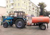 Трактор Беларус-82.1 с  прицепом-цистерной и насосом для полива (виден карданный вал, соединяющий трансмиссию трактора и помпу). г. Самара, ул. Ленинградская