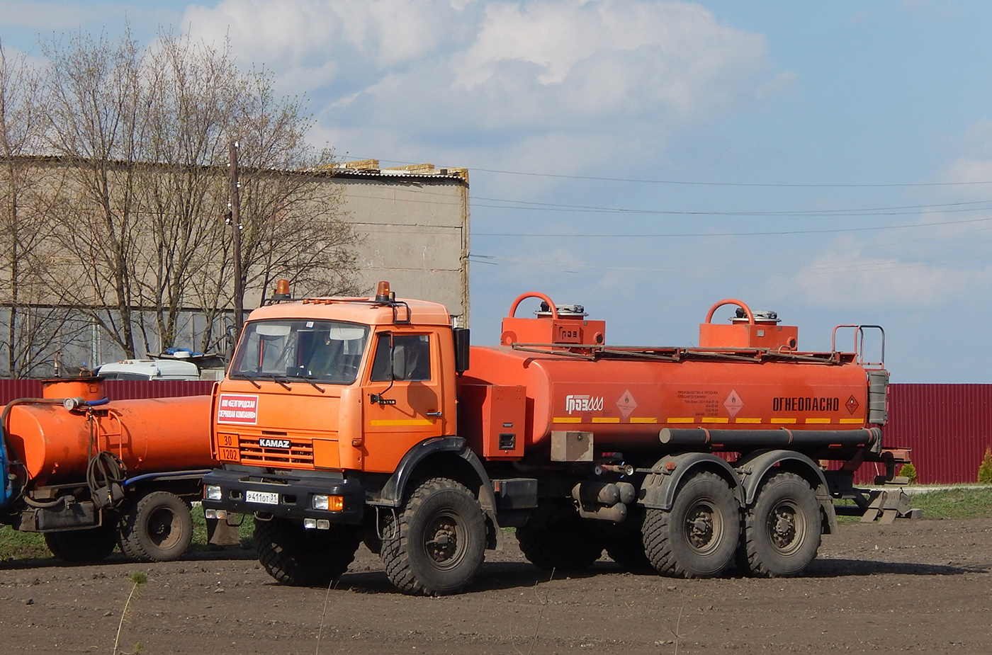 Автотопливозаправщик АТЗ-56142-45 на шасси КамАЗ-43118 # Р 411 ОТ 31. Белгородская область, Прохоровский район, с. Холодное