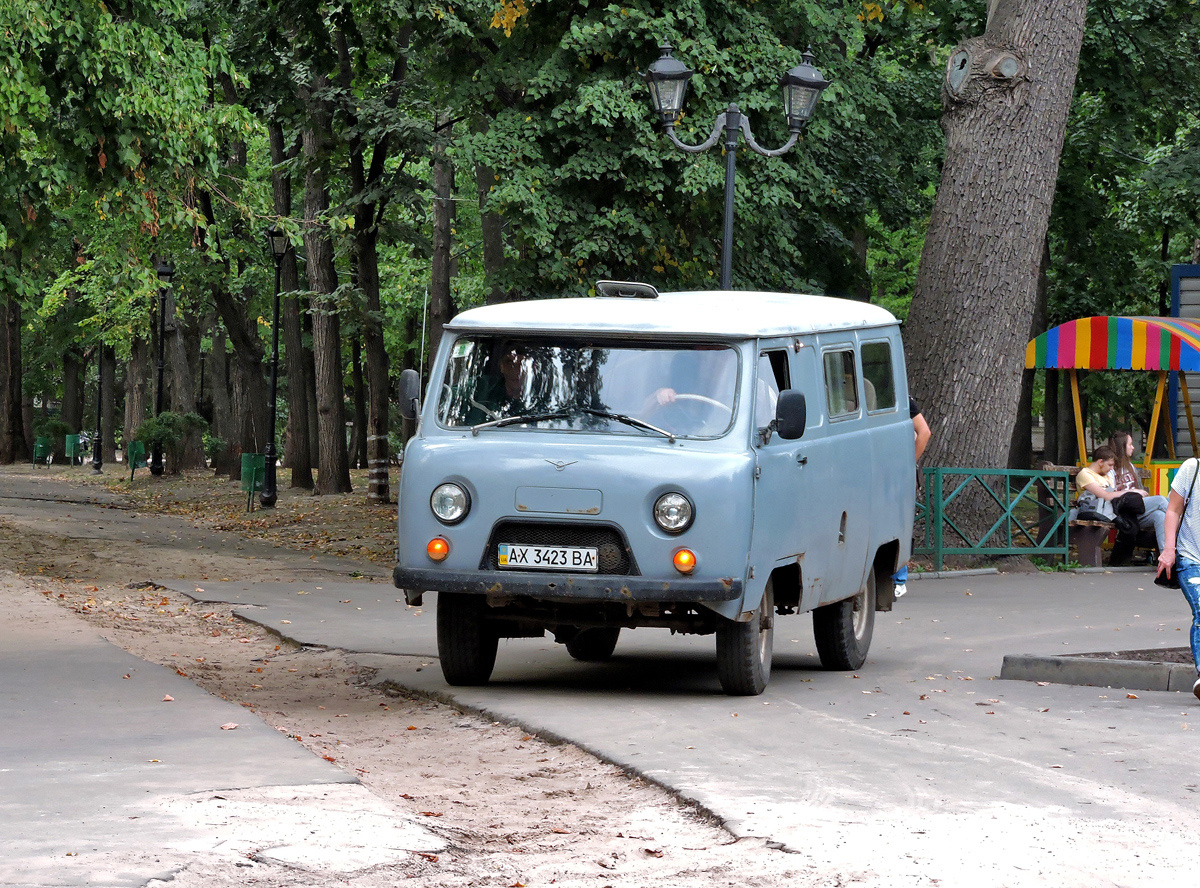 Служебный автомобиль СКП "Харьковзеленстрой" УАЗ-3962 #АХ 3423 ВА. Харьковская область, г. Харьков, парк Шевченко