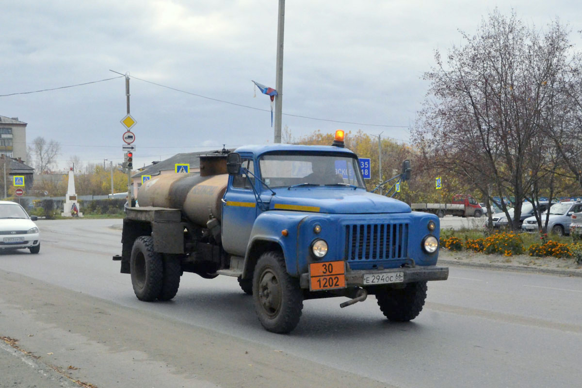 Автотопливозаправщик АТЗ-2,4-52 на шасси ГАЗ-52-01 #Е 294 ОС 66 . Свердловская область, Талица, улица Луначарского 