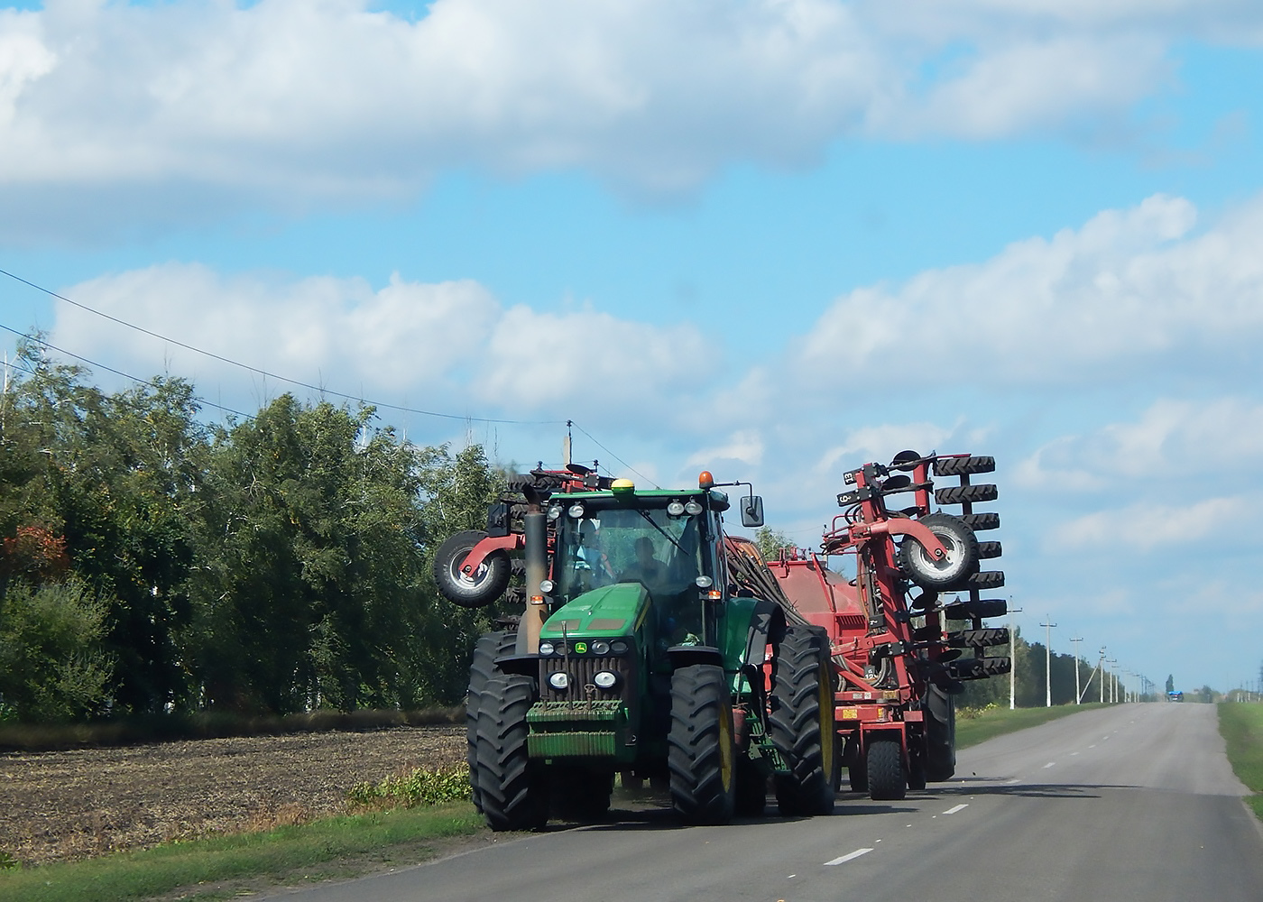 Трактор John Deer с прицепным оборудованием. Белгородская область, Вейделевский район