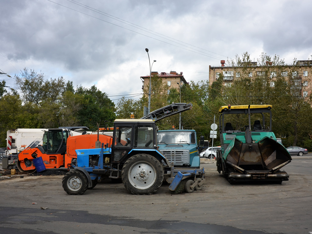 Группа дорожно-ремонтных машин . Москва, улица Павла Корчагина 