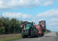 Трактор John Deer с прицепным оборудованием. Белгородская область, Вейделевский район