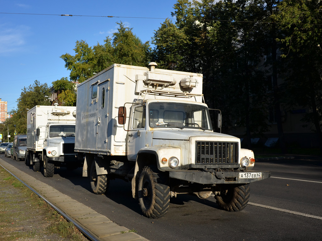 Фургон на шасси ГАЗ-33081 "Садко" #А 137 ЕВ 62. Москва, улица Зои и Александра Космодемьянских 