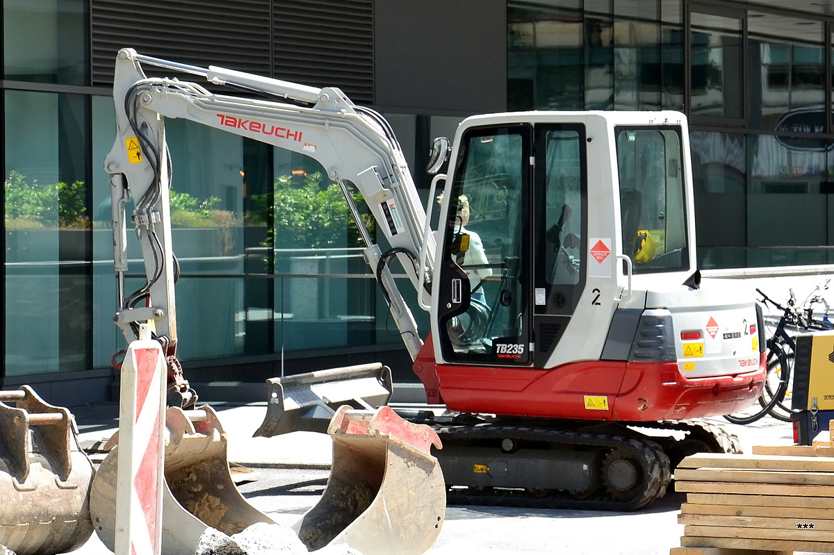 Экскаватор Takeuchi TB 235. Австрия, Вена