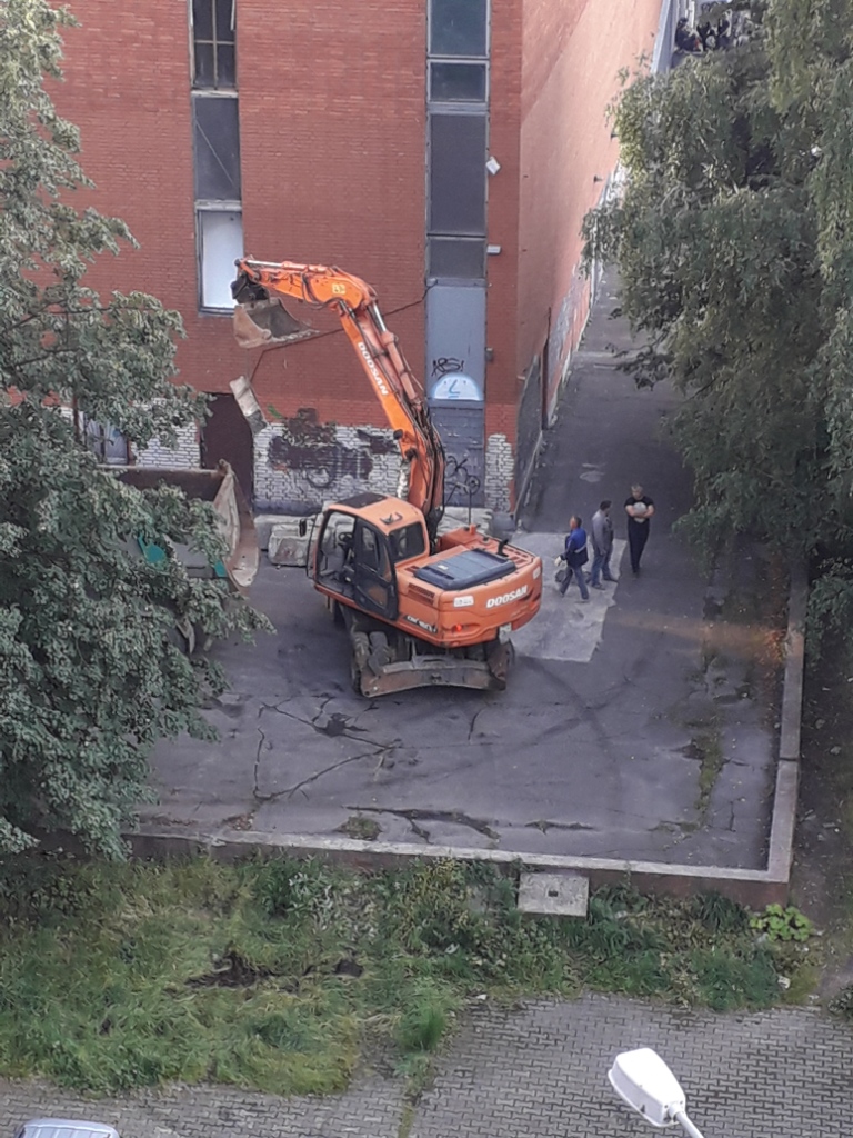 Экскаватор Doosan. Москва, у кинотеатра "Первомайский"