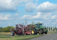 Трактор John Deer с прицепным оборудованием. Белгородская область, Вейделевский район, с. Николаевка