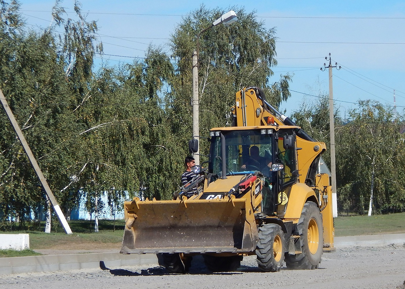 Экскаватор-погрузчик Caterpilar # 9170 ЕЕ 31. Белгородская область, г. Алексеевка, ул. Павла Ющенко