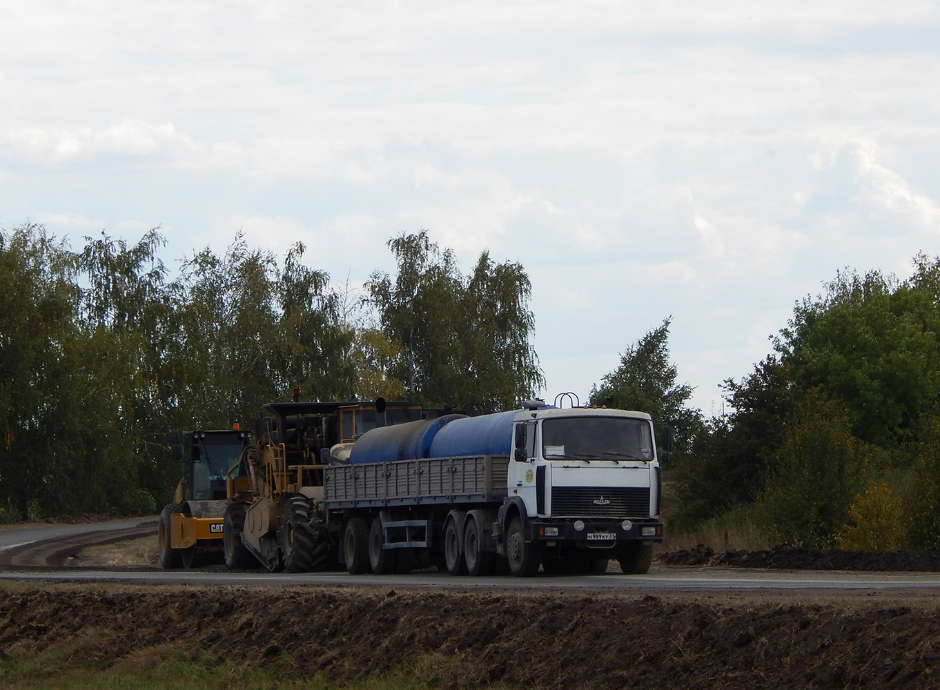 Седельный тягач МАЗ-6422 # Н 989 КУ 31 с двухосным полуприцепом. Белгородская область, Алексеевский район, автодорога Р-185 "Белгород - Павловск"