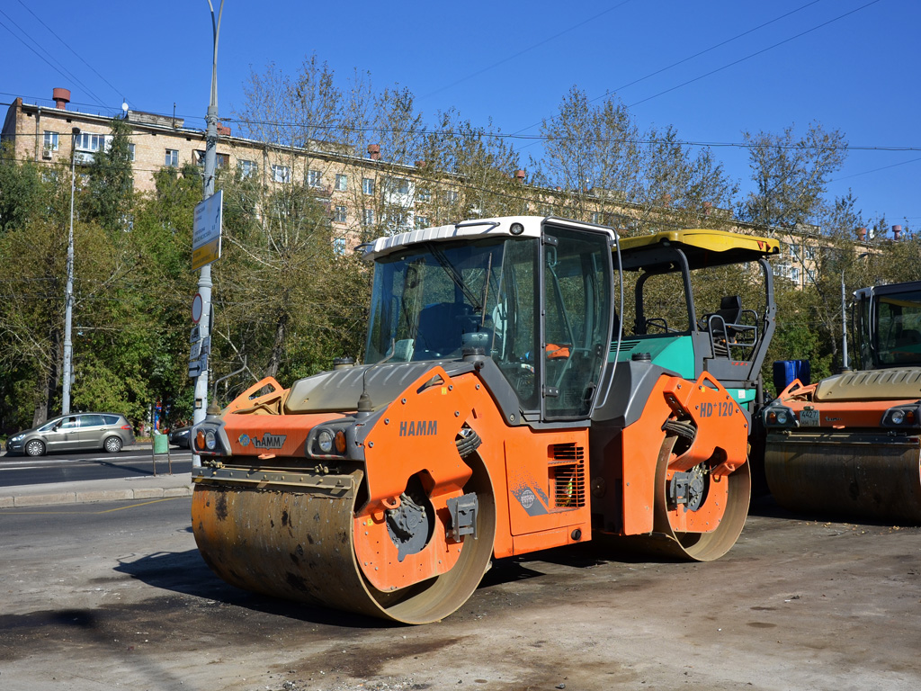 Дорожный каток HAMM HD120 . Москва, улица Павла Корчагина 