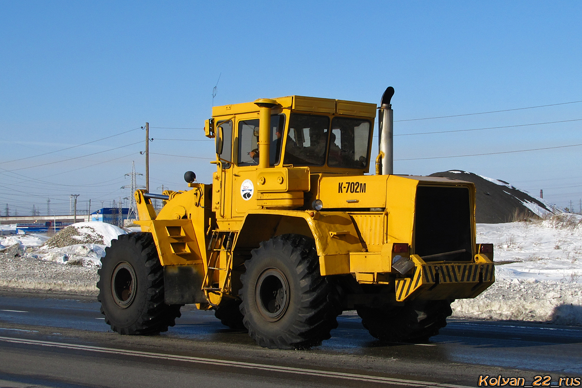 Погрузчик К-702М #4823 ЕЕ 22. Алтайский край, трасса М-52 "Чуйский тракт", Первомайский район