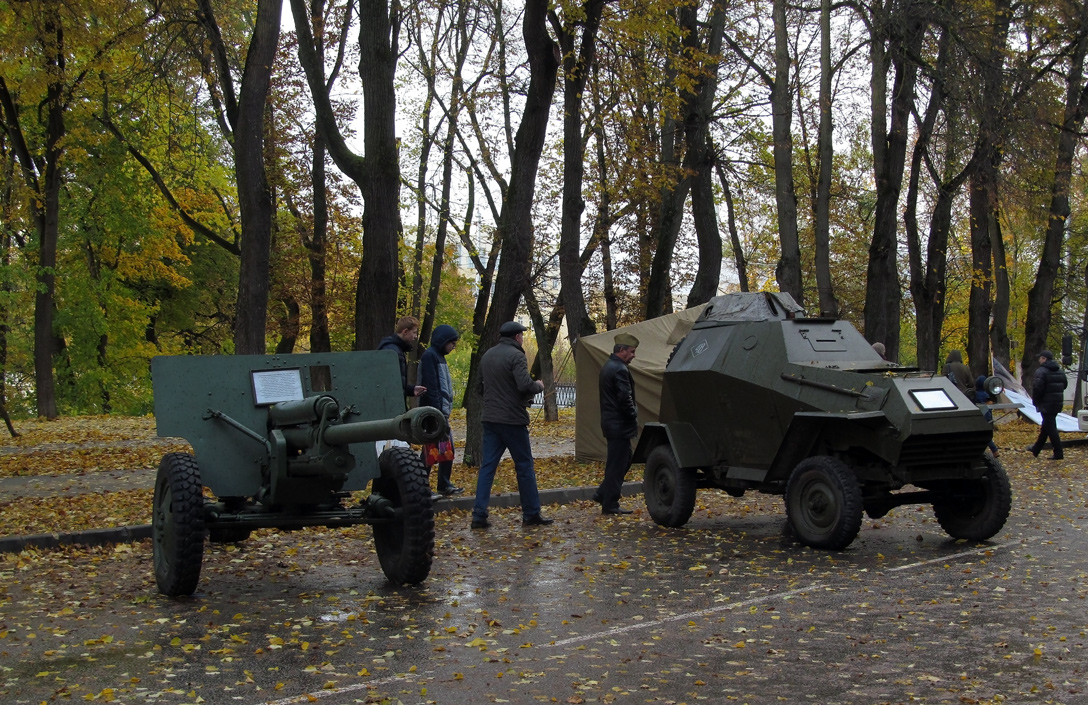 Пушка ЗИС-3 и бронеавтомобиль БА-64Б. Калуга, улица Карла Маркса