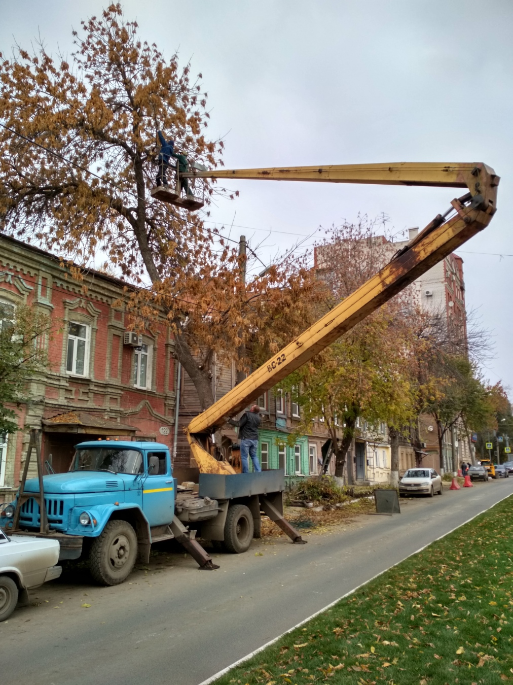 Автоподъёмник ВС-22-МС на шасси ЗиЛ-130* . г. Самара, ул. Ленинская