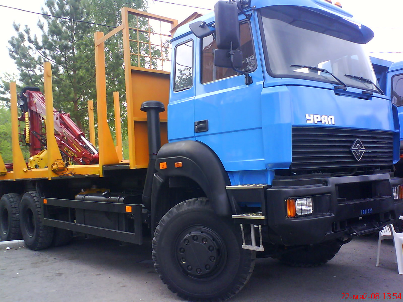 Сортиментовоз на шасси Урал-63685 с КМУ ОМТЛ-70 на автовыставке. Тюмень, Севастопольская улица