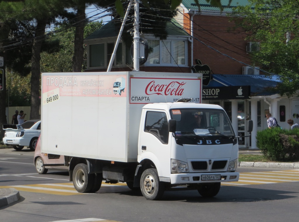 Фургон ЗАМС 283532  на шасси JBC SY1041DA5L #Н 606 РА 123. Анапа, Крымская улица