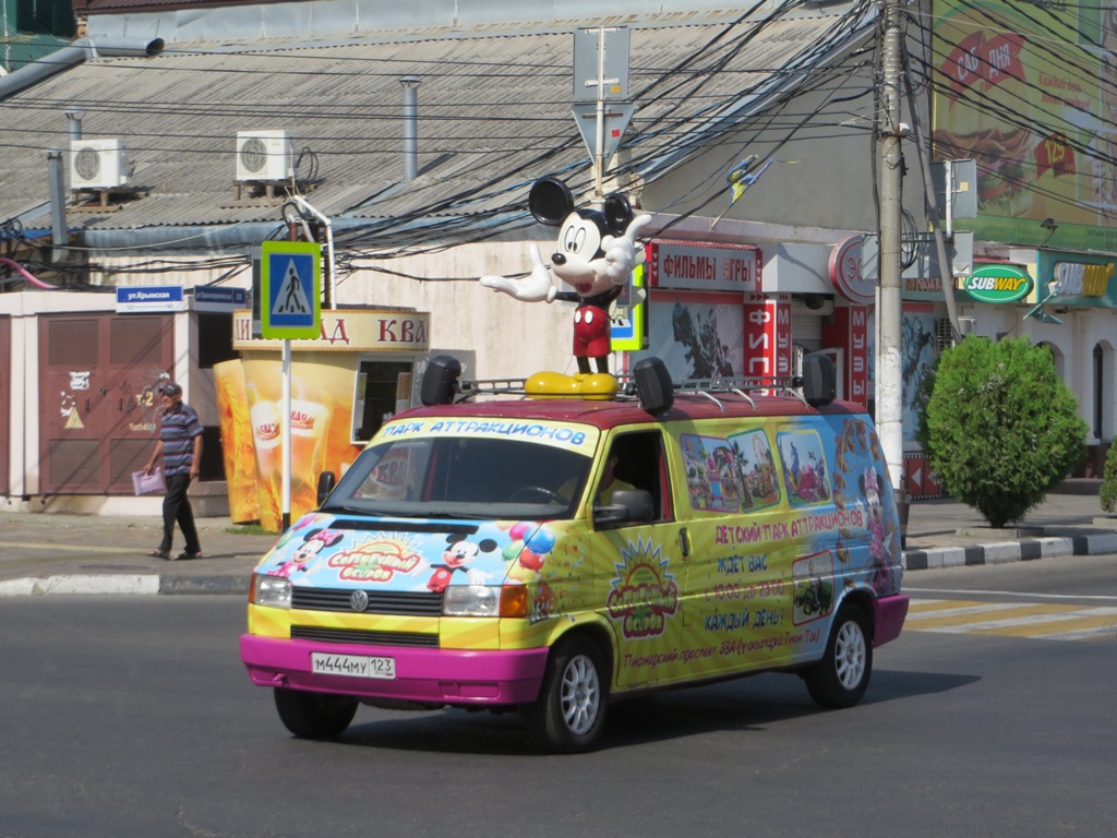 Фургон Volkswagen Transporter T4 #М 444 МУ 123. Анапа, Красноармейская улица