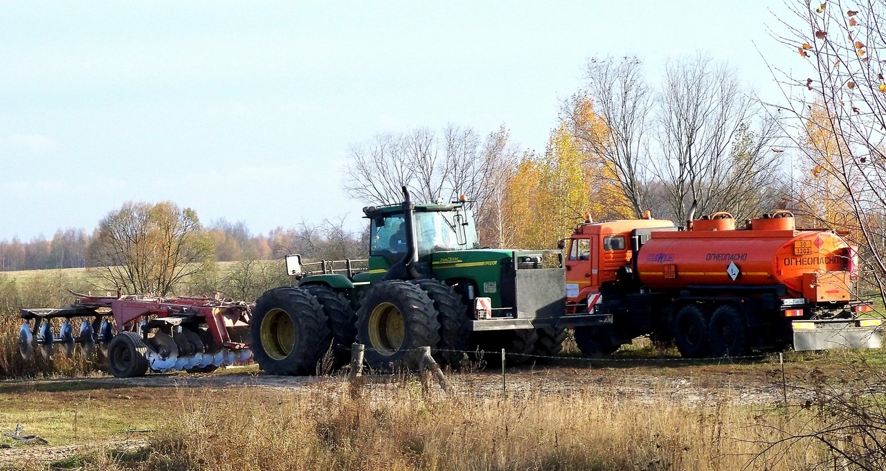 Трактор John Deer 9420 в агрегате с тяжёлой дисковой бороной. С её помощью очищают поля от кустов и поросли деревьев.. Россия, Брянская область, Суражский район, Высокоселище
