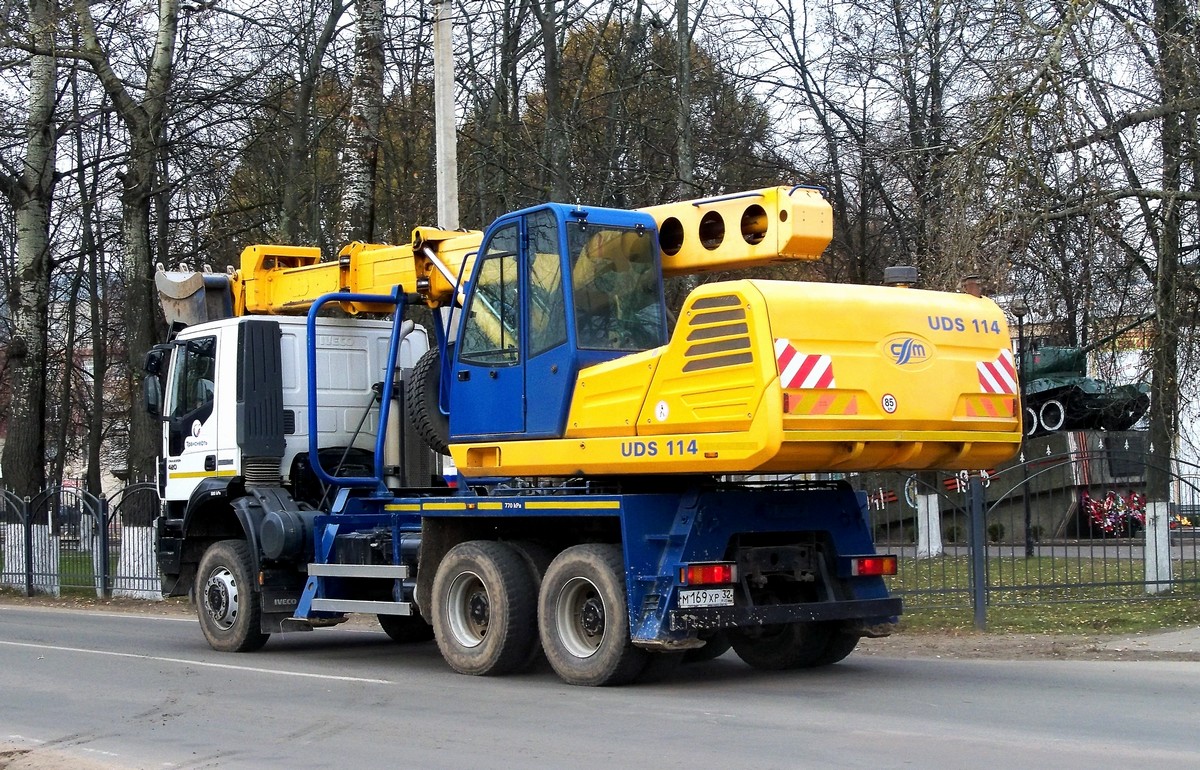 Экскаватор-планировщик UDS-114 на шасси IVECO Trakker 420  #М 169 ХР 32. Россия, Брянская область, Унеча