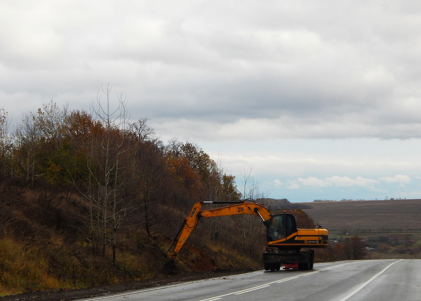 Экскаватор JCB JS160. Белгородская область, Корочанский район, автодорога Р-185 "Белгород - Павловск"