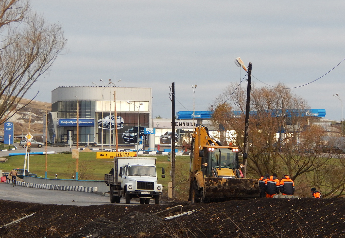 Эскаватор-погрузчик Caterpillar и автомобиль ГАЗ-3309 # Р 343 КТ 31. Белгородская область, г. Алексеевка, ул. Чапаева