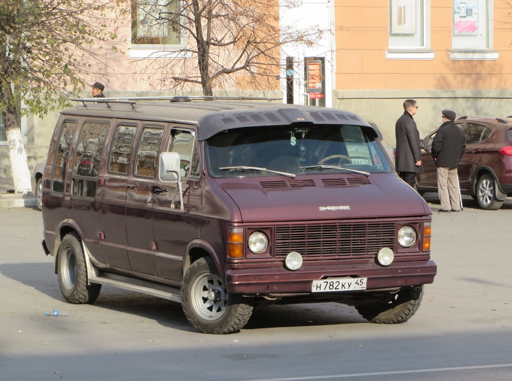 Микроавтобус Dodge Ram Van 200 #H 782 KУ 45. Курган, улица Гоголя