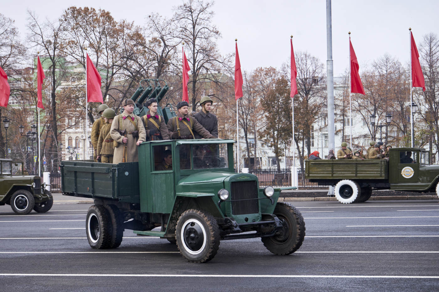 Грузовой автомобиль УралЗИС-5В с зенитной счетверенной пулеметной установкой. г. Самара, площадь Куйбышева