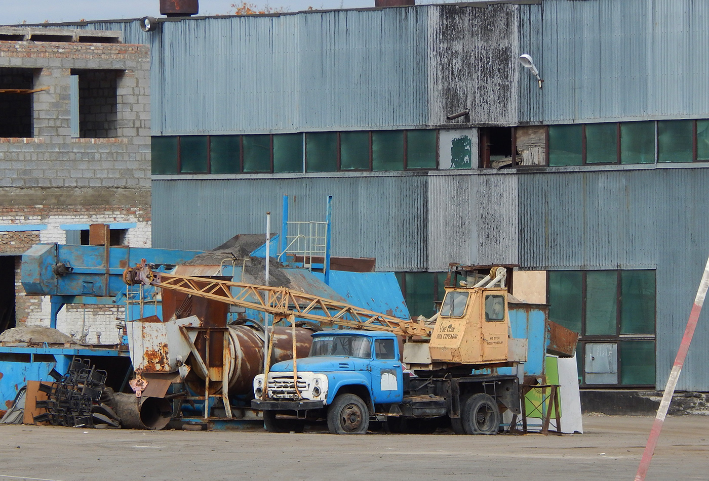 Автокран КС-2561Е на шасси ЗиЛ-431412. Белгородская область, г. Алексеевка, ул. Павла Ющенко