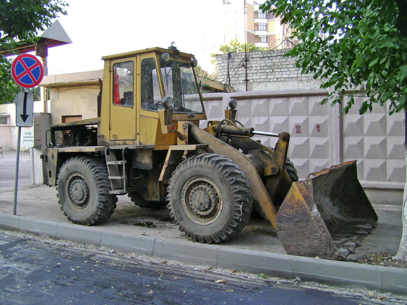 Фронтальный погрузчик ЗТМ-216. г. Рязань, ул. Горького