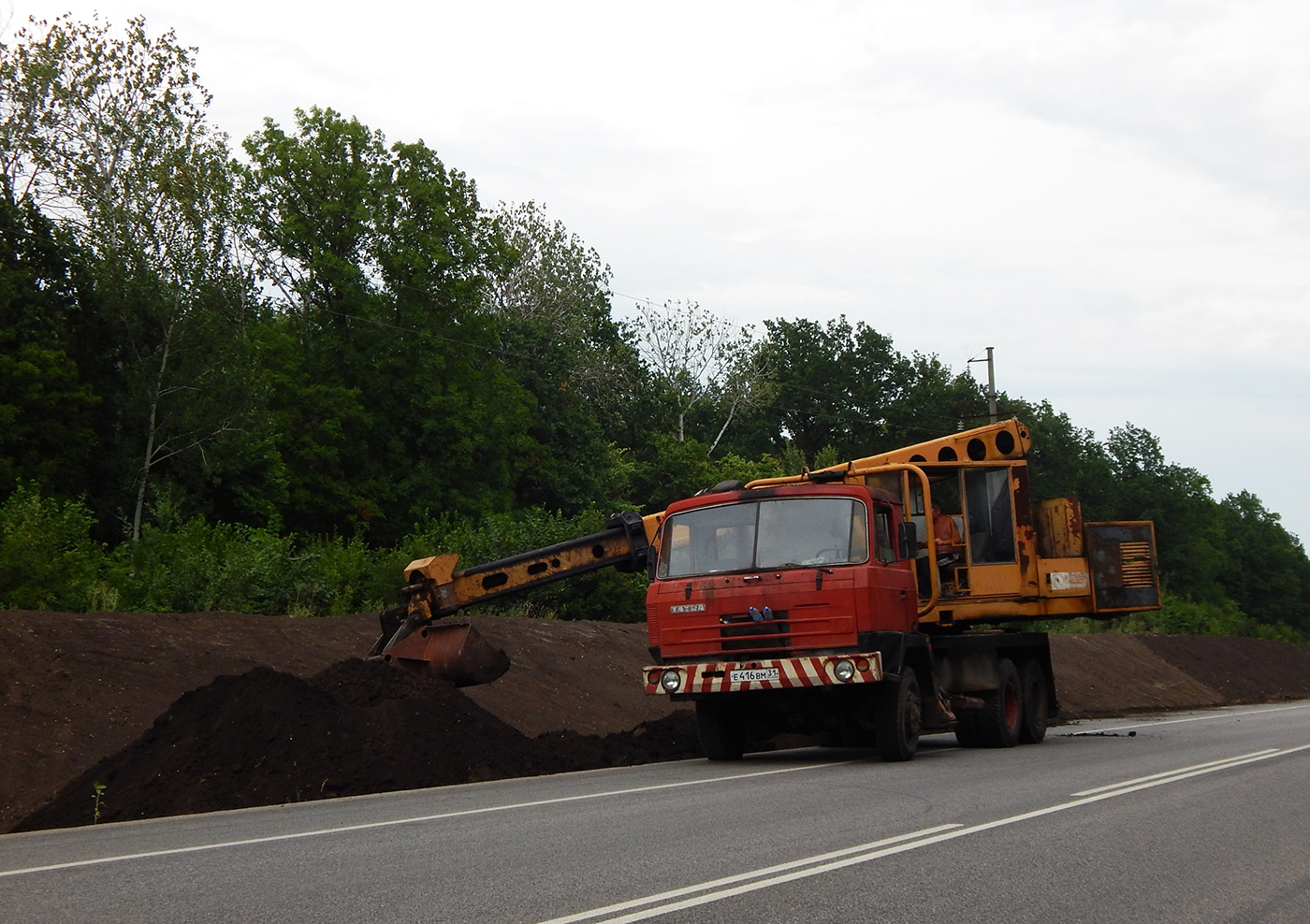 Экскаватор-планировщик UDS-114 на шасси Tatra T815 # Е 416 ВМ 31. Белгородская область, Красногвардейский район, автодорога Р-185 "Белгород - Павловск"