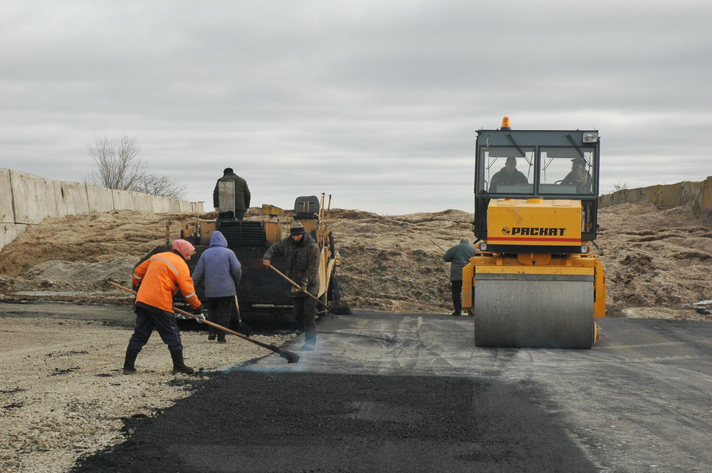 Дорожно-строительная техника на укладке асфальта. Белгородская область, Алексеевский район