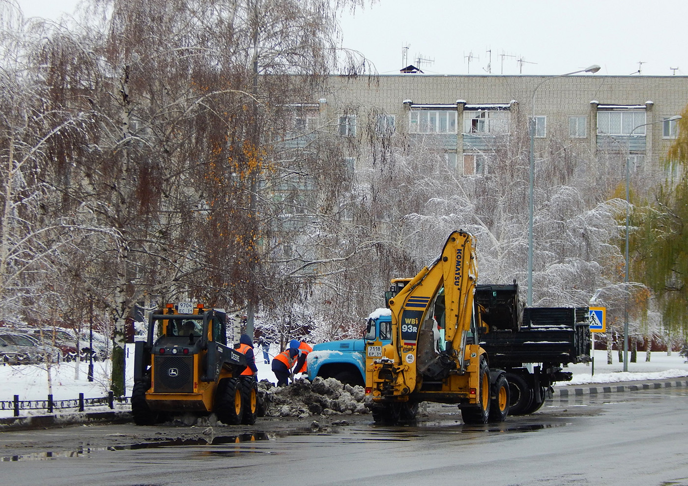 Уборка снега. Белгородская область, г. Алексеевка, ул. Фрунзе