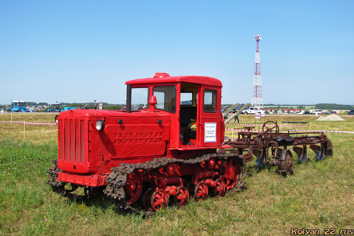 Трактор ДТ-54А. Алтайский край, Павловский район, в окрестностях посёлка Прутской