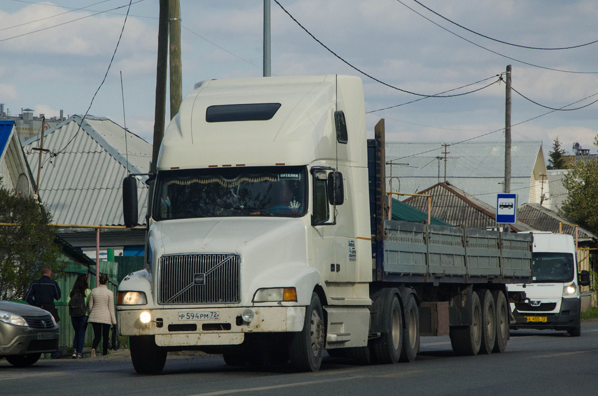 Седельный тягач Volvo VNL #Р 594 РМ 72 с полуприцепом. Тюмень, улица Тимуровцев 