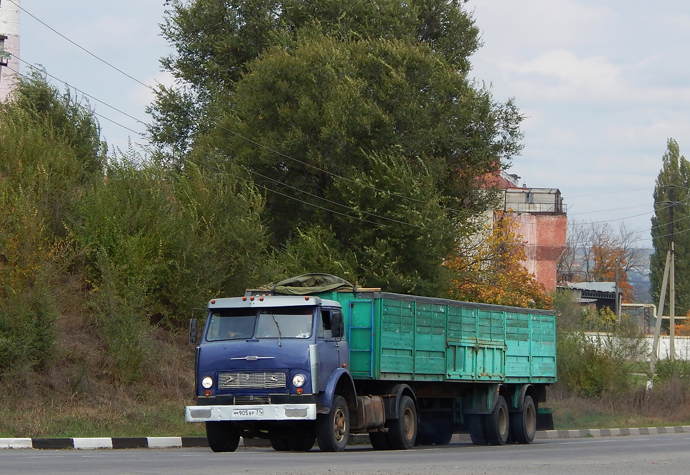 Седельный тягач МАЗ-5429 # М 905 ВР 31 с двухосным полуприцепом. Белгородская область, г. Алексеевка, ул. Заводская