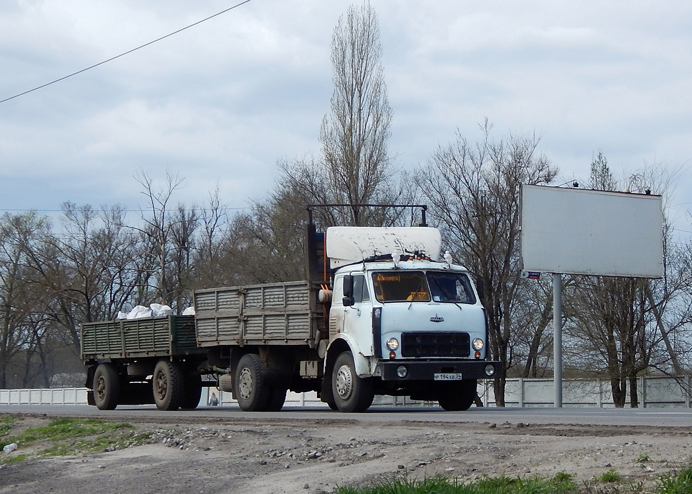 Автомобиль МАЗ-5335 # Р 194 ХВ 34 с прицепом МАЗ-886.  Воронежская область, п. Анна, ул. Красноармейская