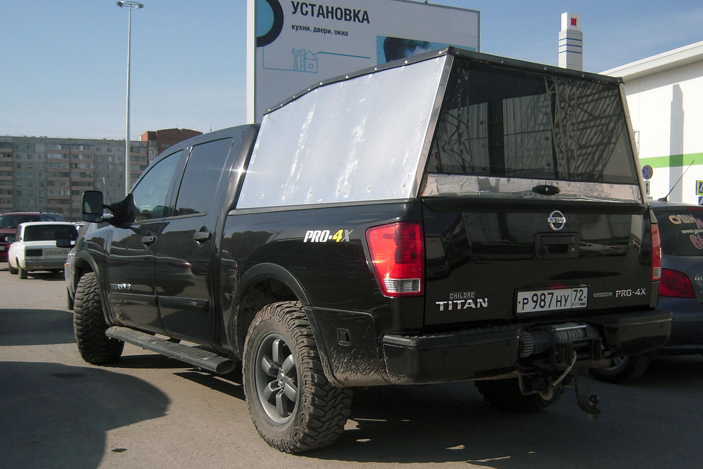 Пикап Nissan Titan #Р 987 НУ 72 . Тюмень, парковка ТРЦ "Кристалл"