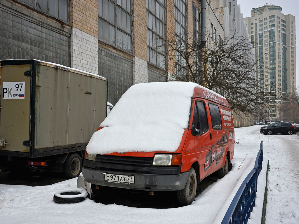 Цельнометаллический фургон Ford Transit #О 971 АТ 77. Москва, улица Приорова 