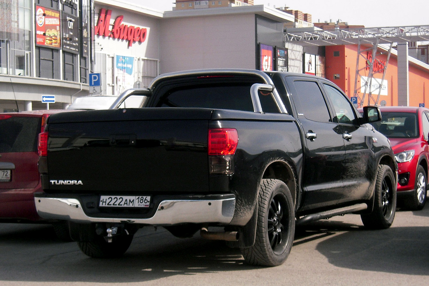 Пикап Toyota Tundra #Н 222 АМ 186 . Тюмень, парковка ТРЦ "Кристалл"