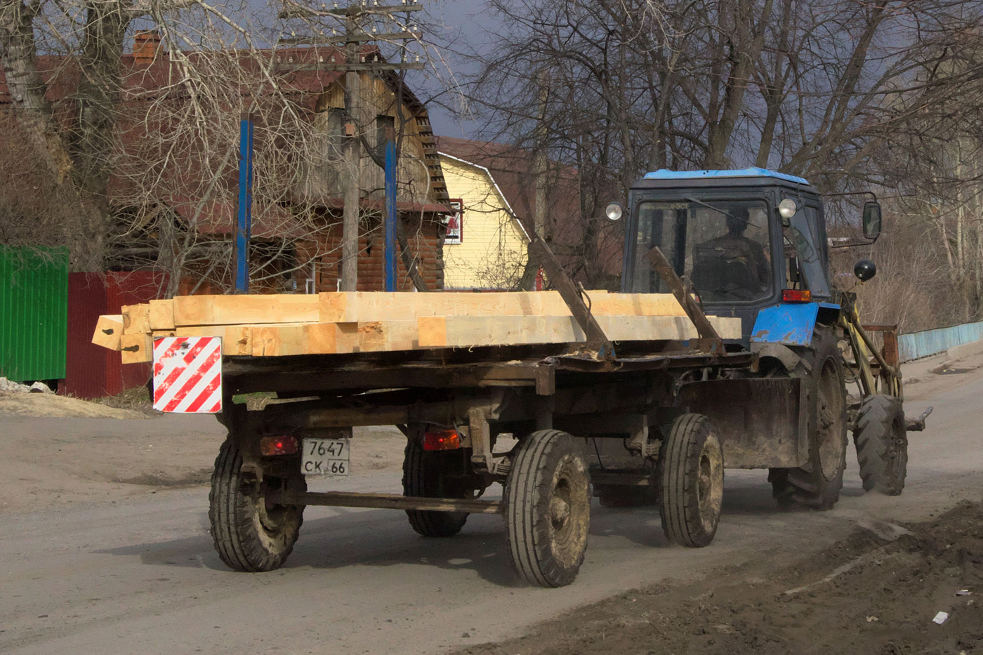 Прицеп типа 2ПТС-4 #7647 СМ 66 с трактором Беларус-82.1 (МТЗ-82.1). Свердловская область, Тугулым, улица Ленина