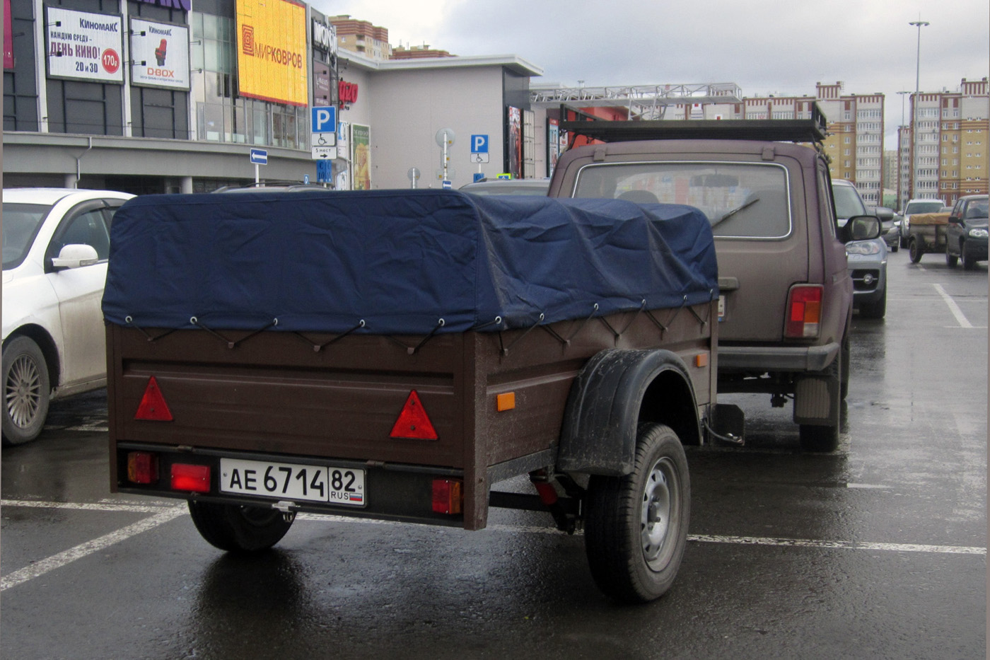 Прицеп КМЗ-8213 #АЕ 6714 82 в составе автопоезда. Тюмень, парковка ТРЦ "Кристалл"