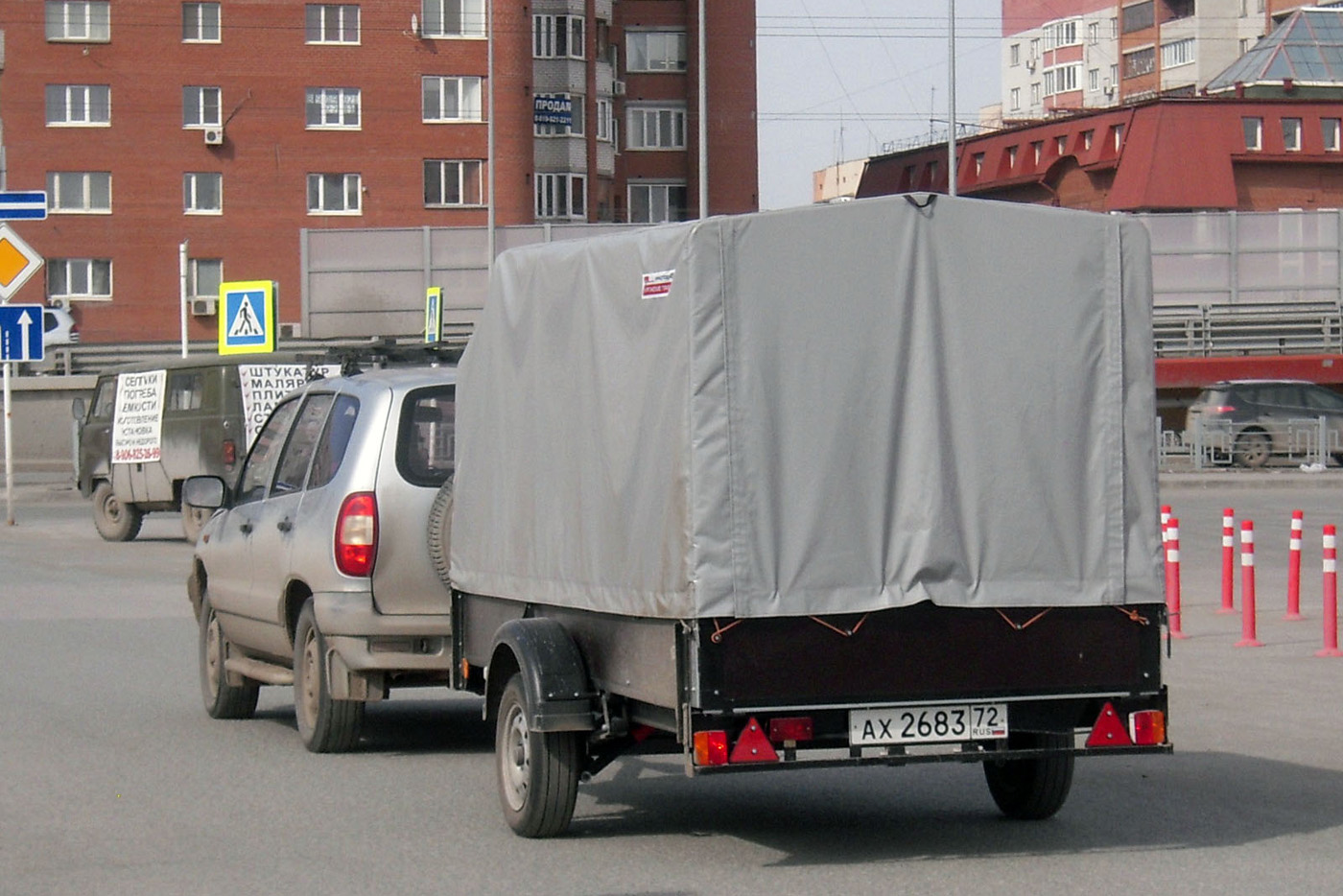 Прицеп КМЗ-8213.05 "Универсал" #АХ 2683 72 в составе автопоезда . Тюмень, парковка ТРЦ "Кристалл"