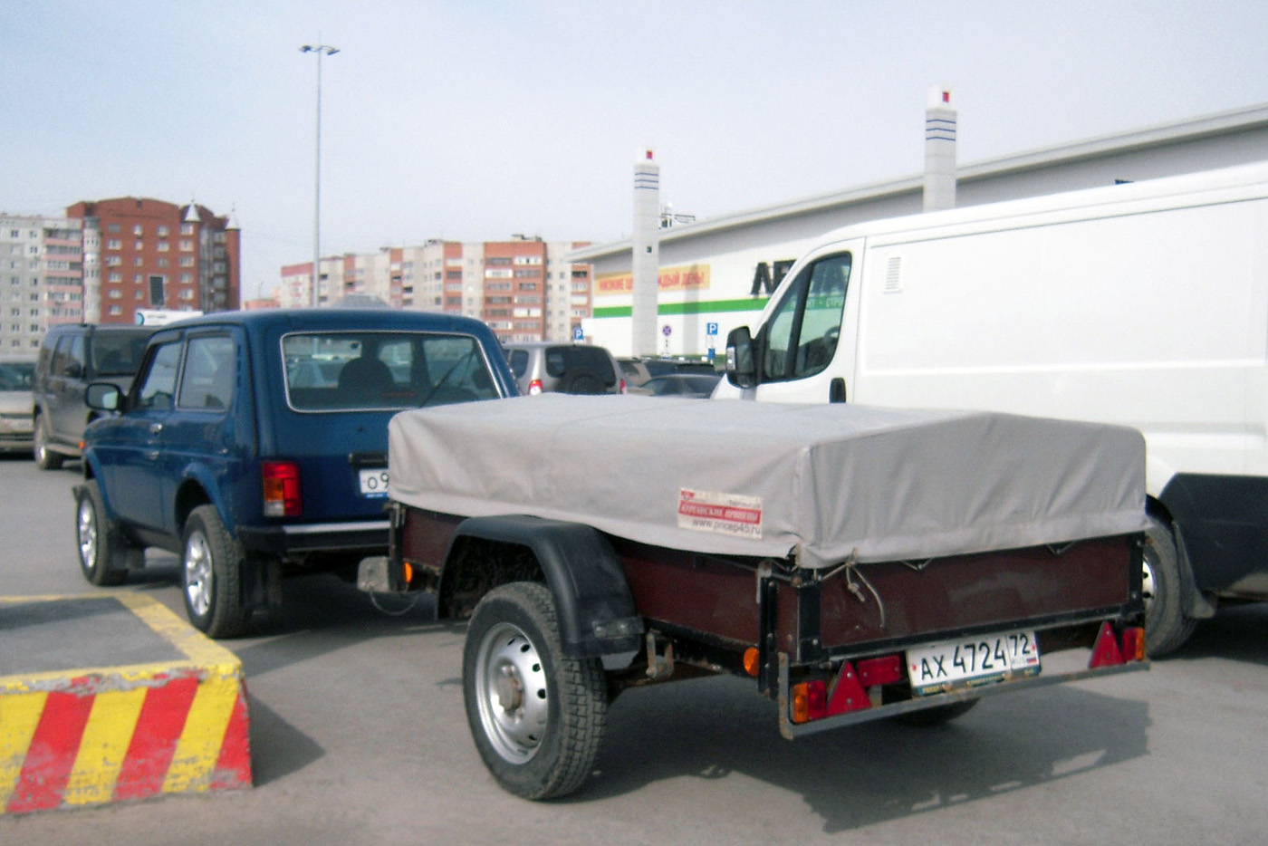 Прицеп КМЗ-8213.05 "Универсал" #АХ 4724 72 в составе автопоезда . Тюмень, парковка ТРЦ "Кристалл"