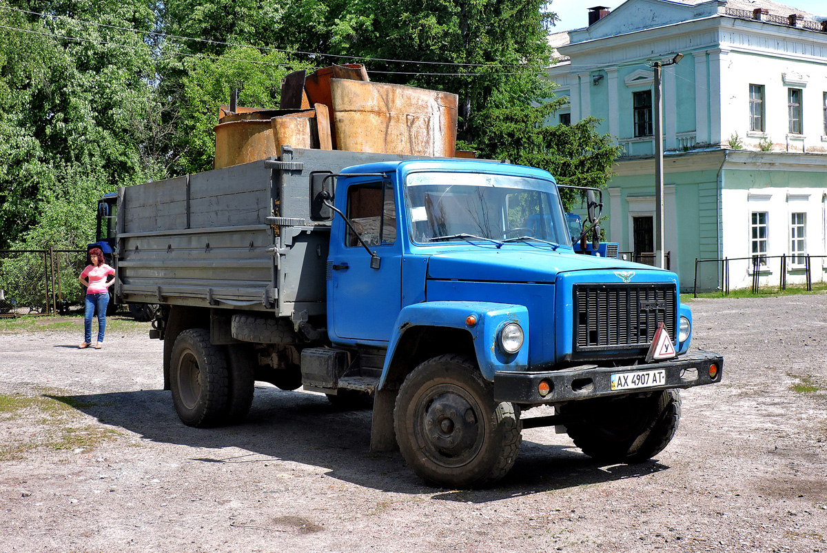 Самосвал ГАЗ-САЗ-3507-01 #AX 4907 AT на территории Ракитненского аграрного лицея. Харьковская область, Нововодолажский район, село Ракитное