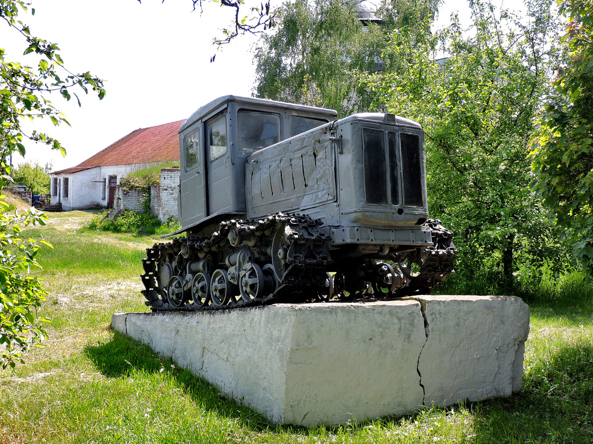 Трактор Т-74 на входе в  Ракитненский аграрный лицей.. Харьковская область, Нововодолажский район, село Ракитное