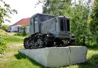 Трактор Т-74 на входе в  Ракитненский аграрный лицей.. Харьковская область, Нововодолажский район, село Ракитное
