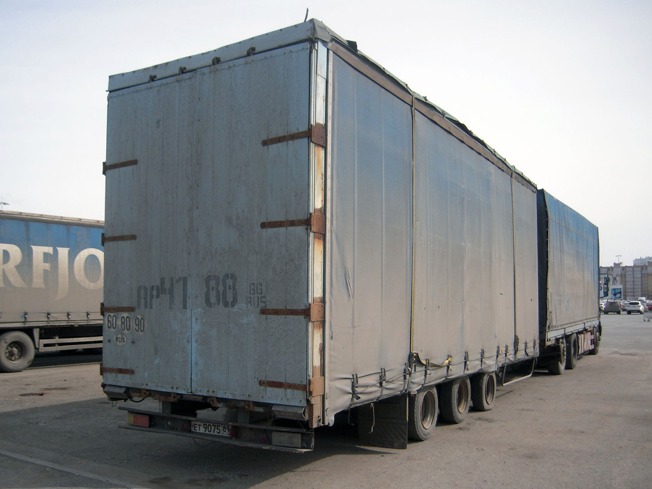 Бортовой грузовой автомобиль Mercedes-Benz SK 2433 #Н 833 ХХ 72 с прицепом #ЕТ 9075 89. Тюмень, парковка ТРЦ "Кристалл"