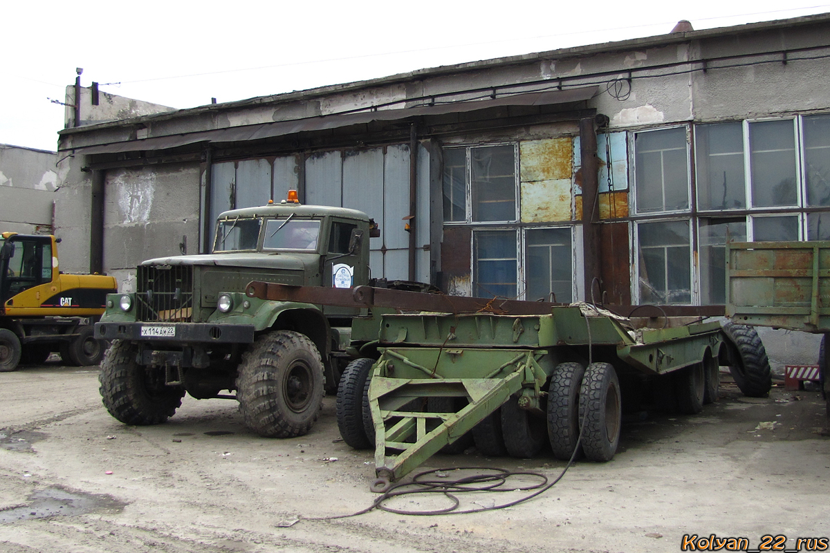 Автомобиль-тягач КрАЗ-255В1 #Х 114 АМ 22 с прицепом-тяжеловозом. Алтайский край, Барнаул, улица Титова